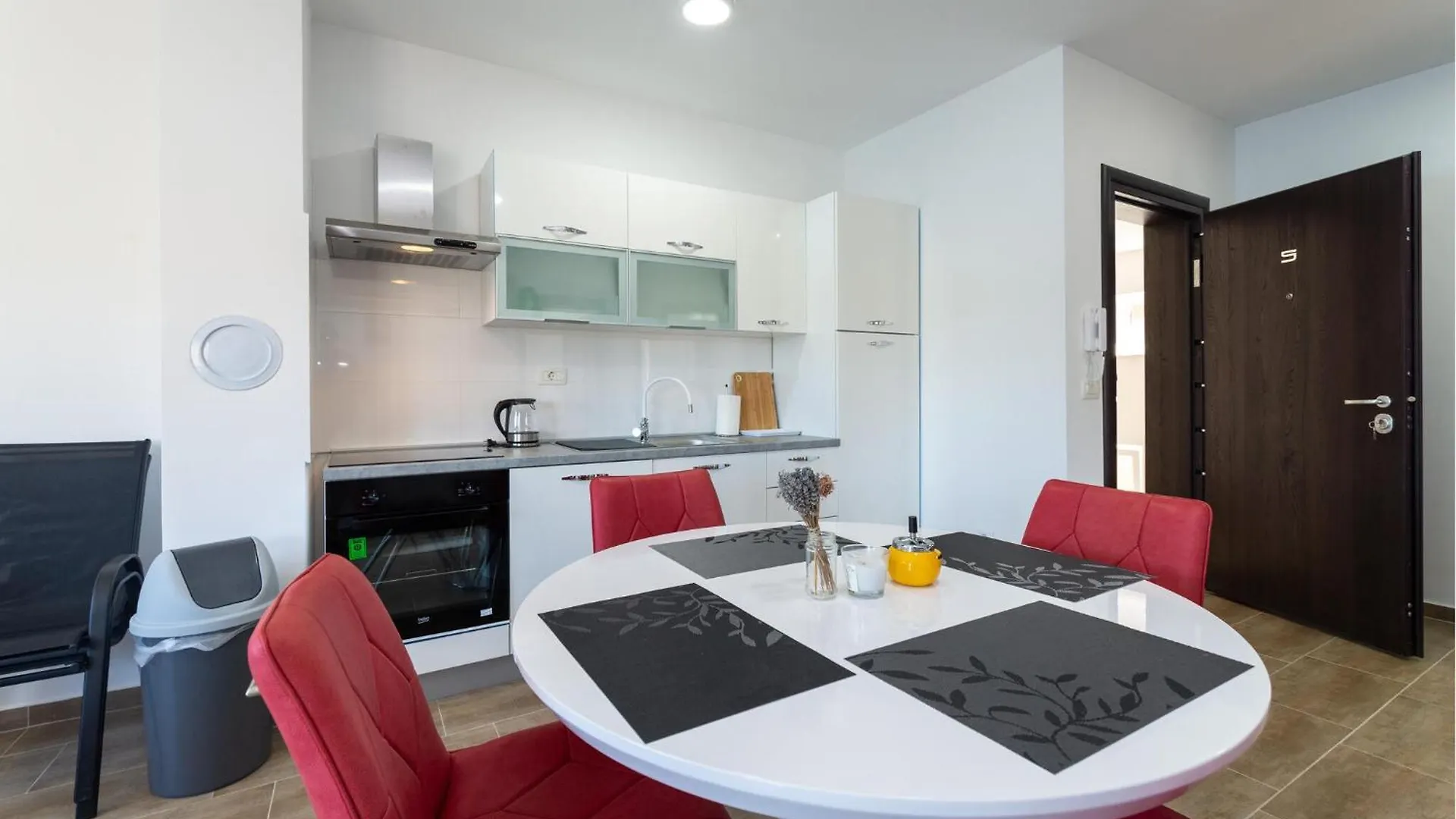 2 Bedroom Lovely Apartment In オブロヴァツ